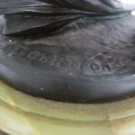 Lote: 58 - Lote: 58 - Reloj de masa con onix y figura en bronce sellada