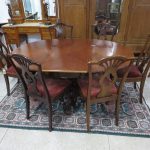 Lote: 104 - Lote: 104 - Mesa colonial con 6 sillas