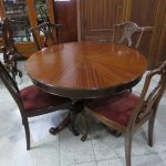 Lote: 104 - Lote: 104 - Mesa colonial con 6 sillas
