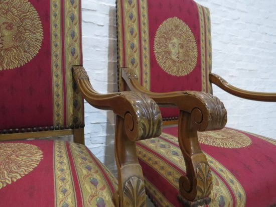 Lote: 58 - Lote: 58 - Par de sitiales Tudor
