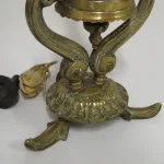 Lote: 9 - Lote: 9 - Lámpara con pie de bronce