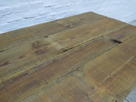 Lote: 69 - Lote: 69 - Mesa de sala con tapa de pinotea