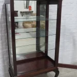 Lote: 121 - Lote: 121 - Vitrina Reina Ana
