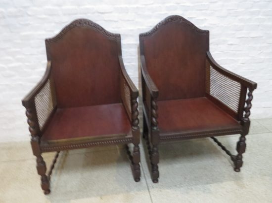 Lote: 66 - Lote: 66 - Par de sillones Tudor