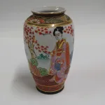 Lote: 4 - Lote: 4 - Florero satsuma y Estatuillas de loza