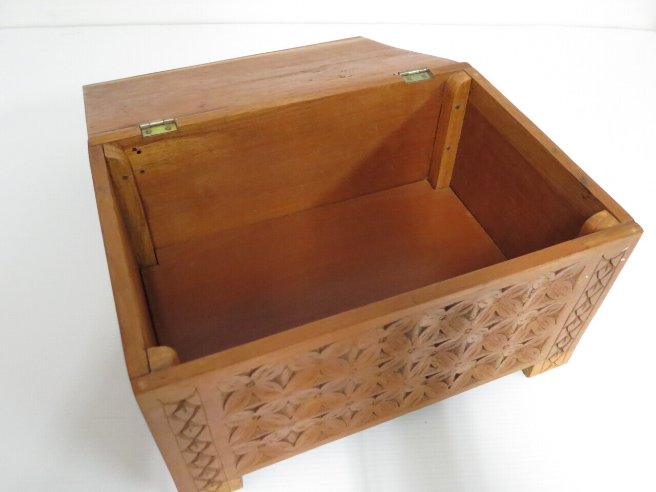 Lote: 2 - Lote: 2 - Caja de madera tallada