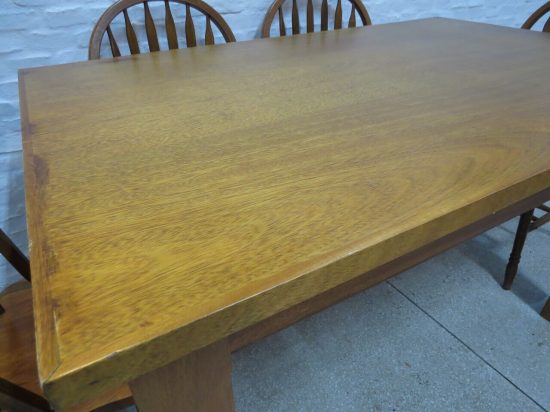 Lote: 105 - Lote: 105 - Mesa de comedor con 6 sillas