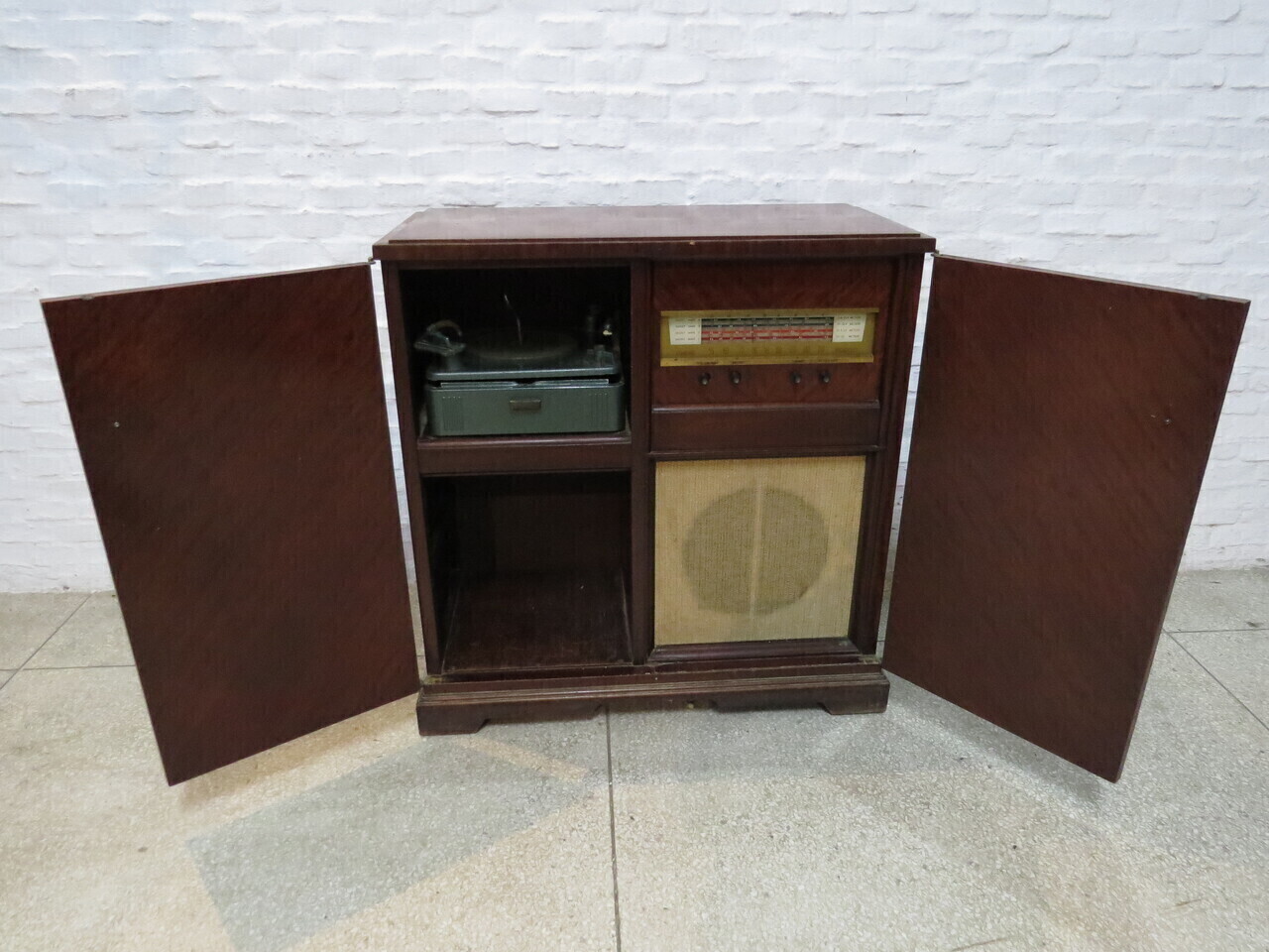 Lote: 86 - Lote: 86 - Mueble tocadiscos 