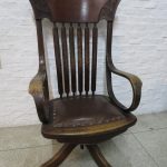 Lote: 97 - Lote: 97 - Antigua silla de roble de escritorio