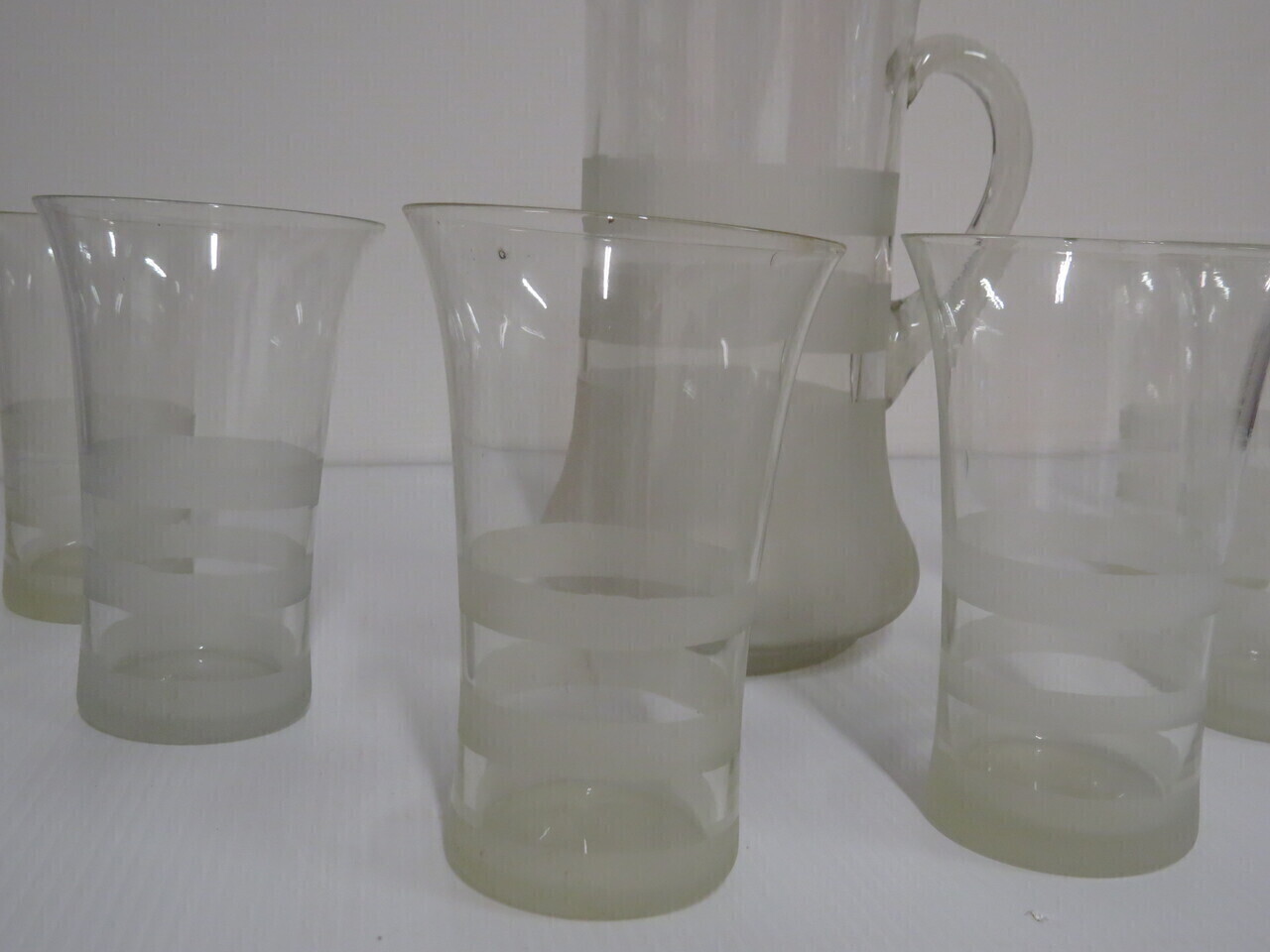 Lote: 70 - Lote: 70 - Jarra y 6 vasos de vidrio