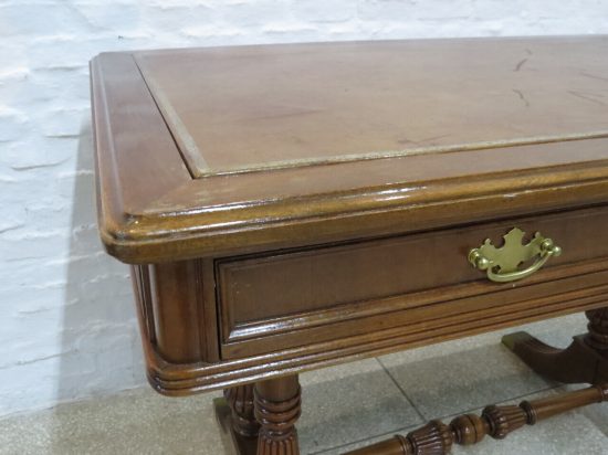 Lote: 104 - Lote: 104 - Mesa de escritorio Tudor