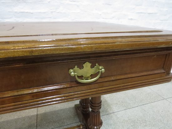 Lote: 104 - Lote: 104 - Mesa de escritorio Tudor
