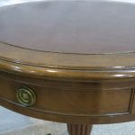 Lote: 109 - Lote: 109 - Mesa de sala Inglesa circular