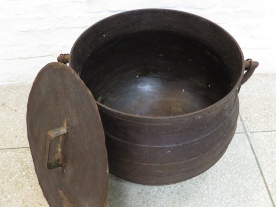 Lote: 75 - Lote: 75 - Olla de hierro