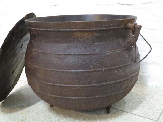 Lote: 75 - Lote: 75 - Olla de hierro