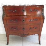Lote: 185 - Lote: 185 - Comoda estilo Regencia