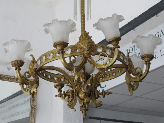 Lote: 89 - Lote: 89 - Araña colonial de bronce