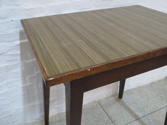 Lote: 129 - Lote: 129 - Mesa con tapa de cármica