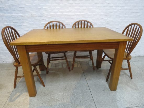 Lote: 145 - Lote: 145 - Mesa de comedor con 6 sillas