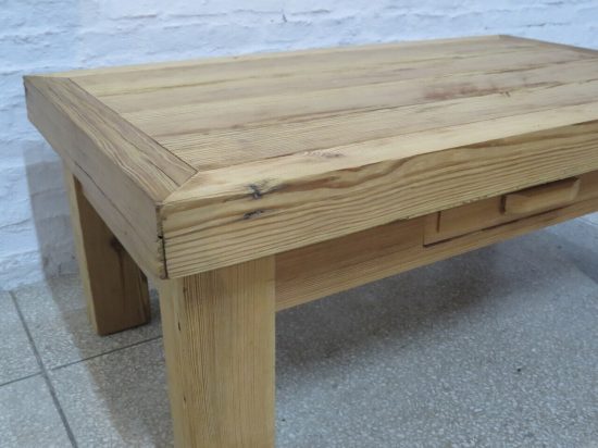 Lote: 140 - Lote: 140 - Mesa de sala de pinotea