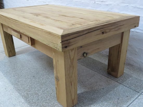 Lote: 140 - Lote: 140 - Mesa de sala de pinotea