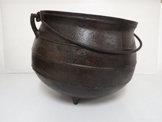 Lote: 106 - Lote: 106 - Olla hierro fundido