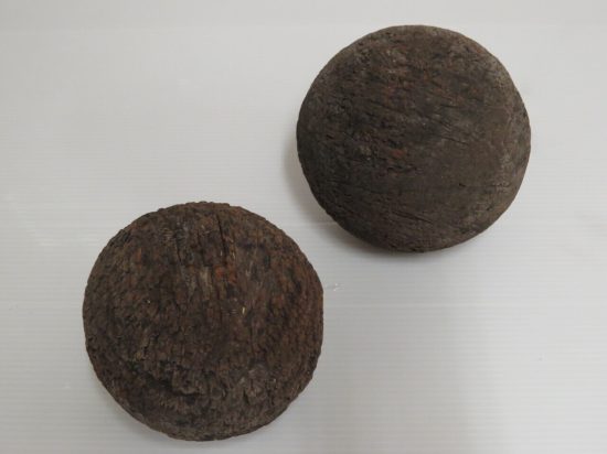 Lote: 92 - Lote: 92 - 2 bochas antiguas de madera