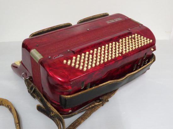 Lote: 111 - Lote: 111 - Acordeón a piano