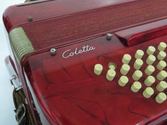 Lote: 111 - Lote: 111 - Acordeón a piano