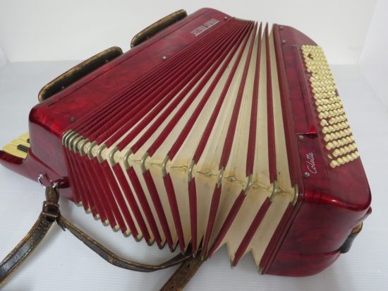 Lote: 111 - Lote: 111 - Acordeón a piano