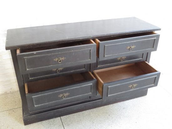 Lote: 137 - Lote: 137 - Comoda en madera