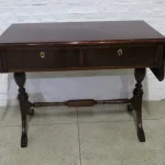 Lote: 45 - Lote: 45 - Mesa de sala Danesa con alas y 2 cajones