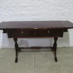 Lote: 45 - Lote: 45 - Mesa de sala Danesa con alas y 2 cajones