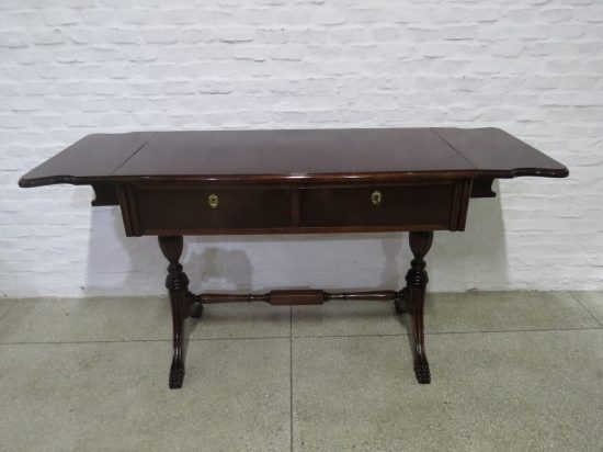 Lote: 45 - Lote: 45 - Mesa de sala Danesa con alas y 2 cajones