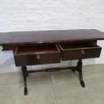Lote: 45 - Lote: 45 - Mesa de sala Danesa con alas y 2 cajones