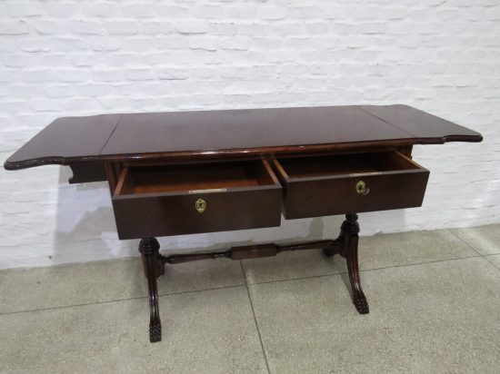 Lote: 45 - Lote: 45 - Mesa de sala Danesa con alas y 2 cajones