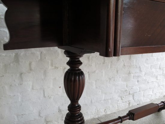Lote: 45 - Lote: 45 - Mesa de sala Danesa con alas y 2 cajones