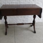 Lote: 45 - Lote: 45 - Mesa de sala Danesa con alas y 2 cajones