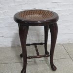 Lote: 50 - Lote: 50 - Banquito estilo danes.