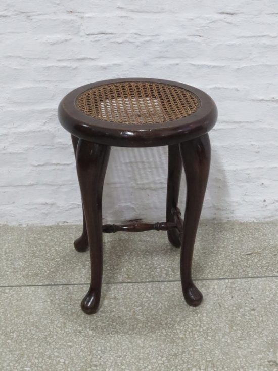 Lote: 50 - Lote: 50 - Banquito estilo danes.