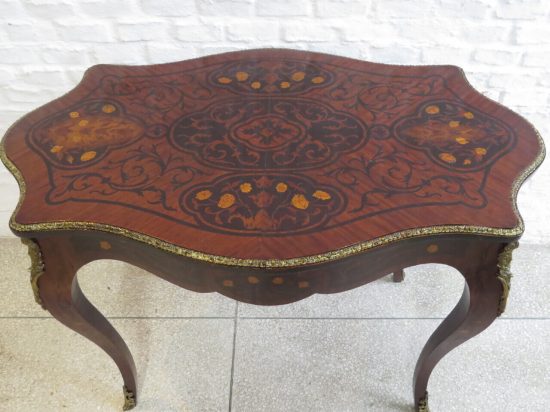 Lote: 49 - Lote: 49 - Mesa estilo Regencia