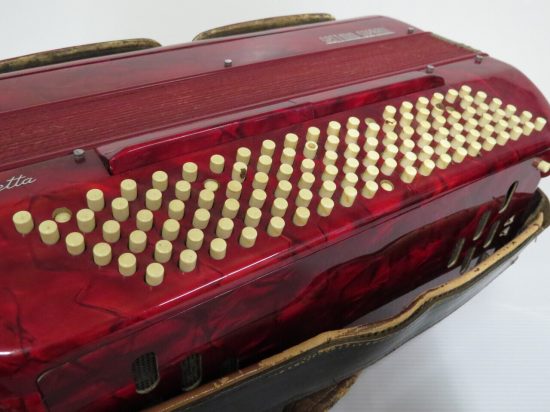 Lote: 30 - Lote: 30 - Acordeón a piano