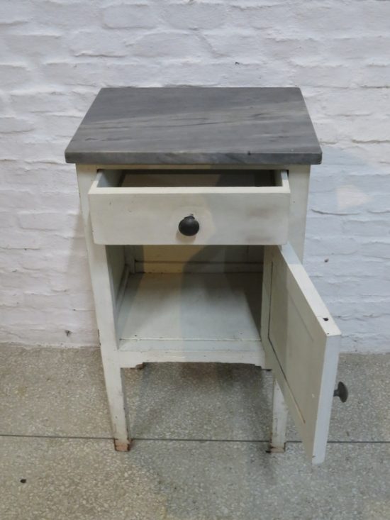 Lote: 72 - Lote: 72 - Mesa de luz