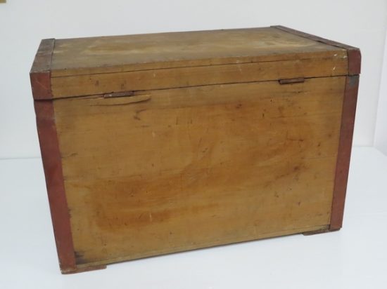 Lote: 22 - Lote: 22 - Caja de madera antigua
