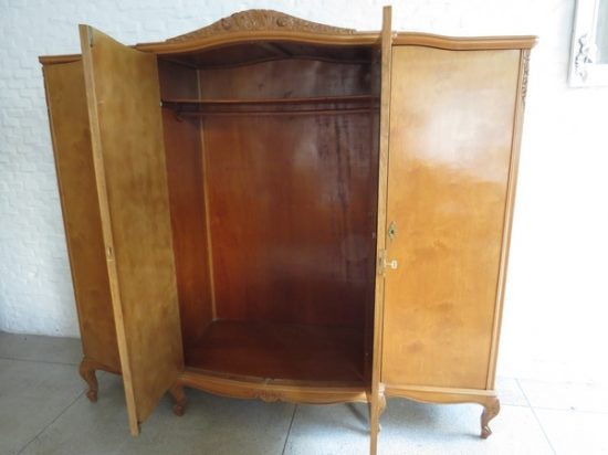 Lote: 80 - Lote: 80 - Ropero Frances