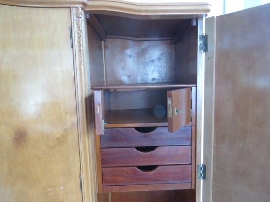 Lote: 80 - Lote: 80 - Ropero Frances