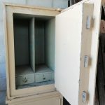 Lote: 100 - Lote: 100 - Caja Fuerte Base Mueble Metalico