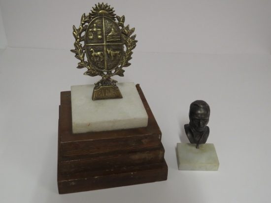 Lote: 1 - Lote: 1 - Escudo Nacional y busto Artigas