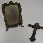 Lote: 7 - Lote: 7 - Crucifijo y portaretrato en bronce