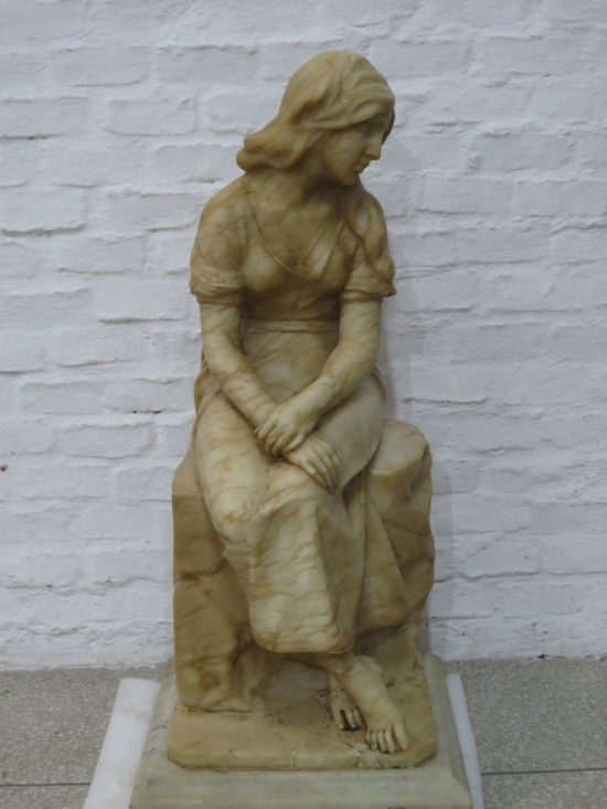Lote: 109 - Lote: 109 - Figura femenina en alabastro